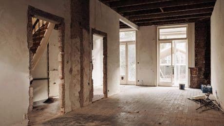Dit ’spookhuis’ in Amsterdam stond voor 4,4 miljoen(!) te koop, maar werd toch verkocht: ’Welkom in je nieuwe klusparadijs!’