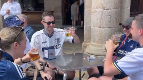 La Armada inglesa toma la Plaza Nueva: «Ayer bebimos 20 cervezas por persona y mañana más»