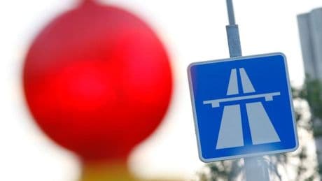 Berliner Autobahn: Avus gesperrt wegen kaputten Gullydeckels