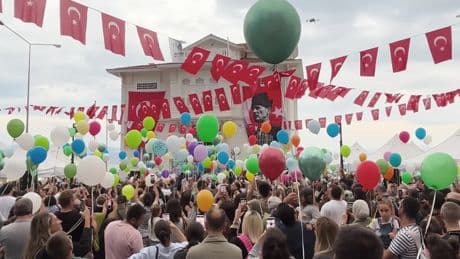 Mudanya Kitap Fuarı’nda balonlar, lösemiyi yenen Ali Demir için gökyüzüne bırakıldı