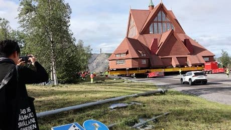 XLL-Umzug in der Arktis - Hier rollt ein 600-Tonnen-Haus durch die Stadt