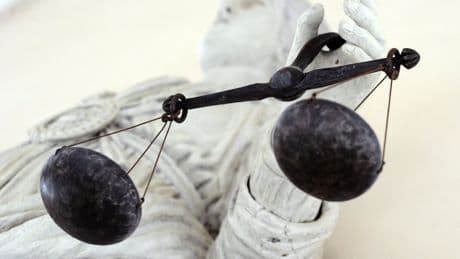 Un homme sage-femme accusé d’avoir violé des patientes condamné à quatorze ans de prison
