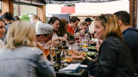 En 2025 la gran guerra culinaria de España ya no es entre "con o sin cebollistas". Sino entre gente que cocina o no en casa