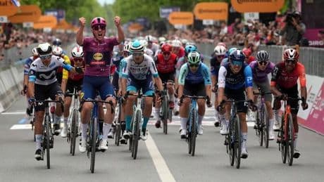 Pedersen recupera el jersey rosa en la despedida albanesa del Giro