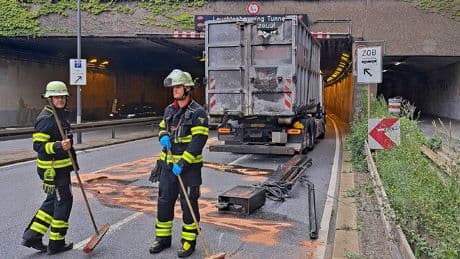 Mittlerer Ring in München - Lkw-Fahrer bleibt mit Kran im Tunnel stecken