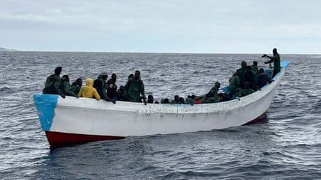 Denuncian la muerte de dos niños por deshidratación en un barco a la deriva en el Mediterráneo