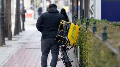 Extranjería multa de 847.000 euros a Glovo: empleó a extranjeros sin permiso de trabajo en Sevilla