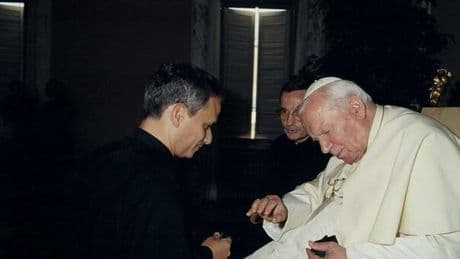 Papa Leone XIV e quelle distanze da Donald Trump: un filo rosso con Wojtyla