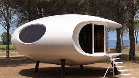 Brad Pitt compra en Girona la casa Xasteros, un 'ovni portátil'