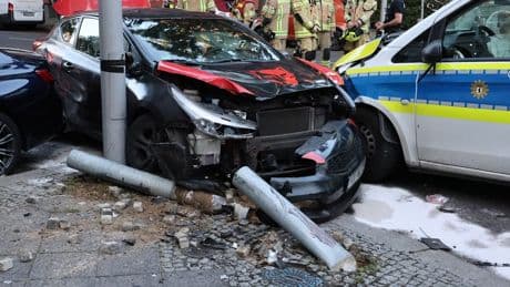 Vier Verletzte bei Unfall in Berlin - Crash mit Streifenwagen! Polizist in Lebensgefahr