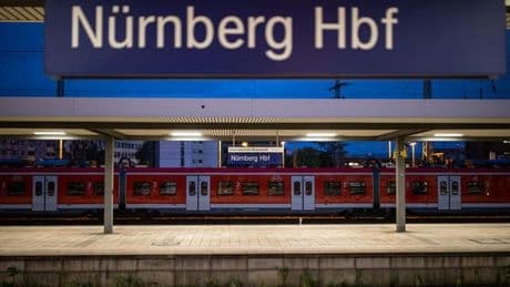 Brand im Bahnhof: Brennender Triebwagen - Hauptbahnhof Nürnberg gesperrt