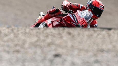 Una caída de Marc Márquez entrega la pole a Pecco Bagnaia