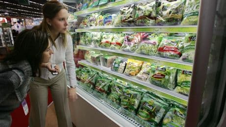 Les légumes et salades en sachets ont la cote, mais sont-ils aussi bons que les légumes en vrac?