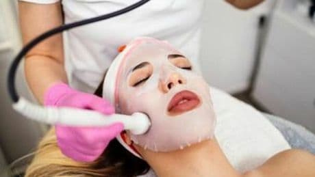 Lifting, le star ne approfittano per rifarsi gli occhi (e la faccia): dai prezzi alle truffe, ecco cosa sapere sul nuovo trend