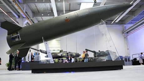 En Allemagne, une gigantesque usine de munitions inaugurée par Rheinmetall, pilier du réarmement européen