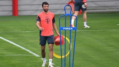 Nanu?: Mit Bart und FC-Bayern-Kluft: Thomas Müller trainiert in München mit