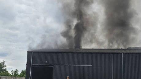 Feuerwehr im Einsatz: Großbrand in Kleve – Recyclinghalle steht in Flammen