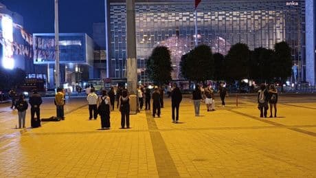 Taksim'de "Duran Adam" eylemi yapan 21 genç gözaltına alındı