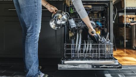 Einfacherer Trick: Warum Sie ein Handtuch in die Spülmaschine legen sollten