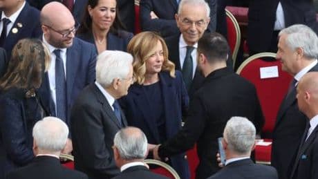 Il messaggio per il Papa, l'abbraccio con Zelensky, il bilaterale con Herzog: Meloni leader a San Pietro