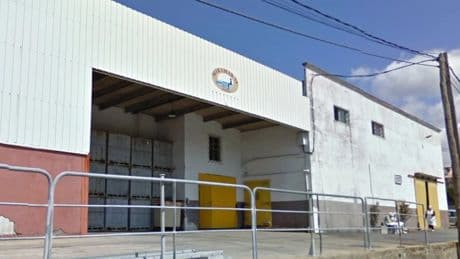 Incendio en Rianxo: las llamas causan el derrumbe del techo de una conservera y obligan a evacuar a más de un centenar de trabajadores