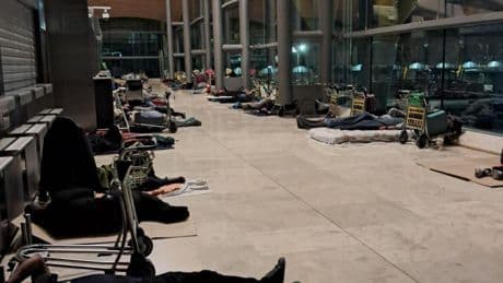 AENA impondrá controles para impedir la llegada de indigentes por la noche a Barajas: solo se entrará con tarjeta de embarque