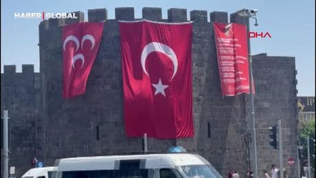 Diyarbakır surlarına MHP ve Türk bayrakları asıldı