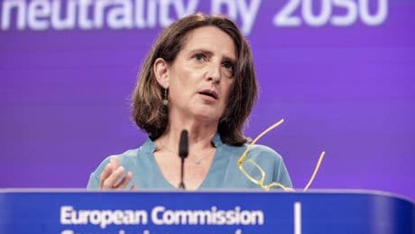 Bruselas flexibiliza sus ambiciones verdes para blindar a la industria europea