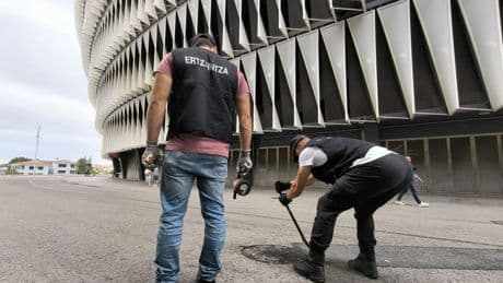 La Ertzaintza revisa las alcantarillas que rodean San Mamés para comprobar que no se escondan bengalas y objetos sospechosos