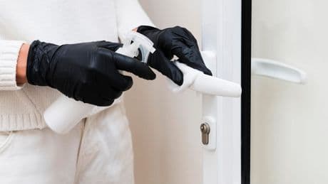 Vergilbte Türen reinigen: Diese Hausmittel helfen gegen Verfärbung