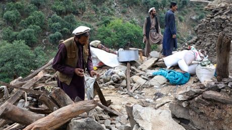 Séisme en Afghanistan : des femmes abandonnées sous les décombres à cause de la politique des Talibans