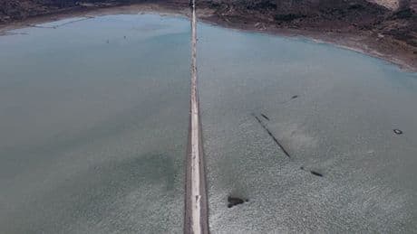 Su seviyesi düştü, eski İzmir-Çeşme kara yolu ortaya çıktı