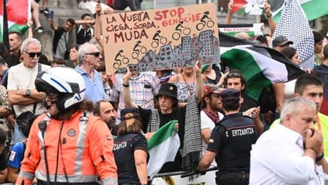 Vuelta 2025 : la formation Israël-Premier Tech, doit-elle continuer la course ?