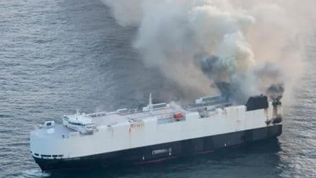 In fiamme una nave cargo cinese: a bordo oltre 3 mila automobili e centinaia di elettriche
