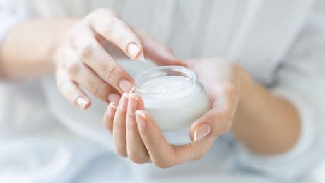 En injection ou en crème, que valent les exosomes, nouvelles stars des soins anti-âge ?