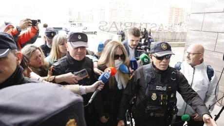 En taxi, escoltada y tapada con una bufanda: así ha llegado Claudia Montes para declarar por el caso Koldo en Gijón