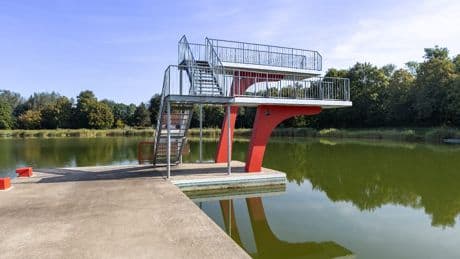 Kripo ermittelt an Badesee - Mann (23) stirbt nach Sprung von Sprungturm