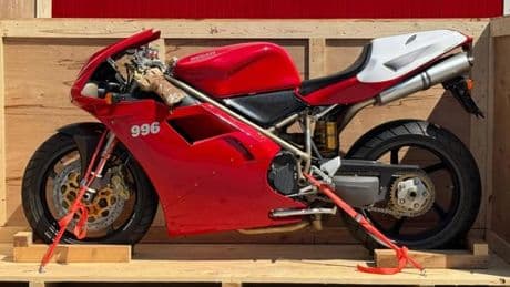 Venduta a 63 mila euro una Ducati 996 del 1999 ancora nel suo imballo originale