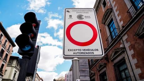 El Gobierno reforzará la ley de zonas de bajas emisiones para obligar a los ayuntamientos a delimitarlas, controlar accesos y multar