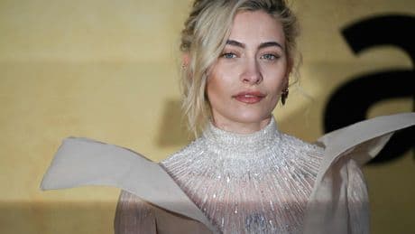 Paris Jackson pareert kritiek op optreden sterfdag vader Michael: ’F*ck you!’