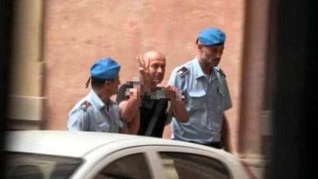 Nord Stream, arrestato resta in carcere. E lui fa il gesto del tridente ucraino davanti a fotografi