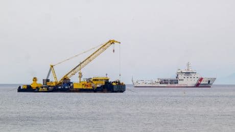 Grues géantes, sous-marin télécommandé... Les opérations pour sortir de la mer l’épave du yacht Bayesian ont débuté