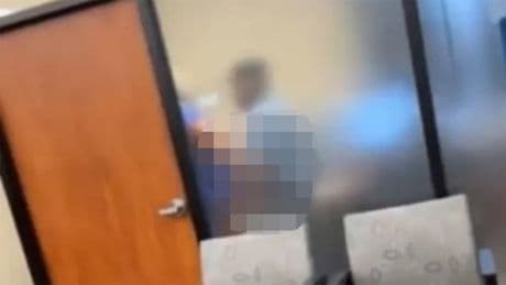Bankada skandal görüntü: Kimse görmüyor sandılar ama...