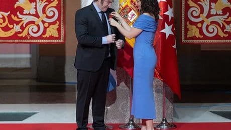 La justicia archiva la demanda del PSOE contra Ayuso por la medalla a Milei