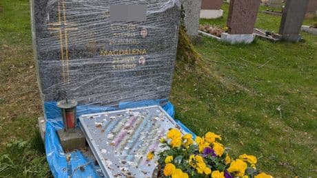 Angehöriger entsetzt - Friedhof lässt Gräber mit Folien einwickeln