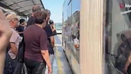 İstanbul Cevizlibağ'da metrobüs arızası yaşandı