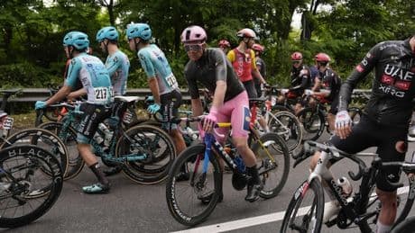 Maxi-caduta al Giro d'Italia, neutralizzata la 6&ordf; tappa: c'&egrave; un ritiro