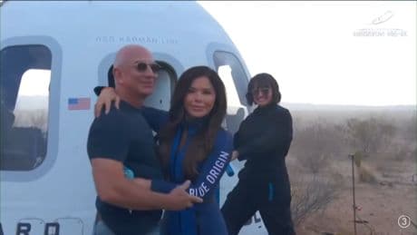 Jeff Bezos recibe emocionado a su prometida Lauren Sánchez tras su viaje al espacio