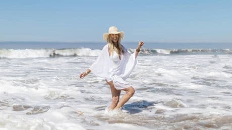 La vitamina D previene il rischio di osteoporosi: perché assumerla in menopausa