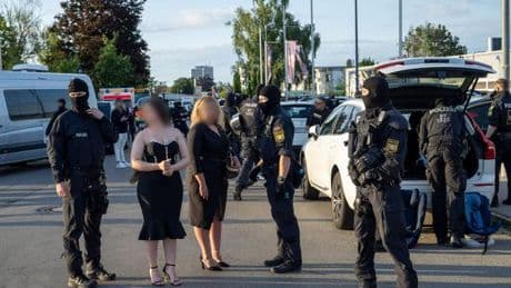 Groß angelegte Kontrolle: Polizeieinsatz bei Veranstaltung – Waffen vermutet